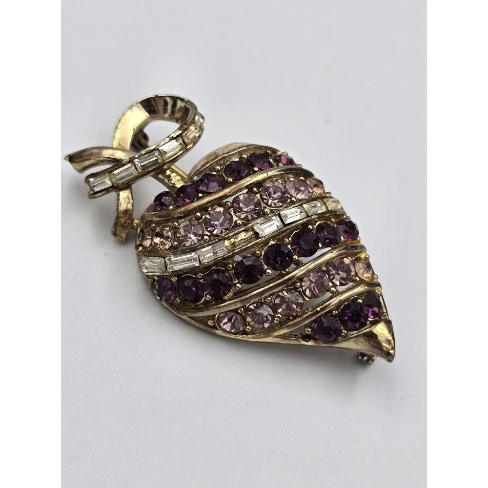 Vintage Coro‎ Strawberry Gold Tone Swirl Ribbon Brooch Pin Pendant Purple Pink